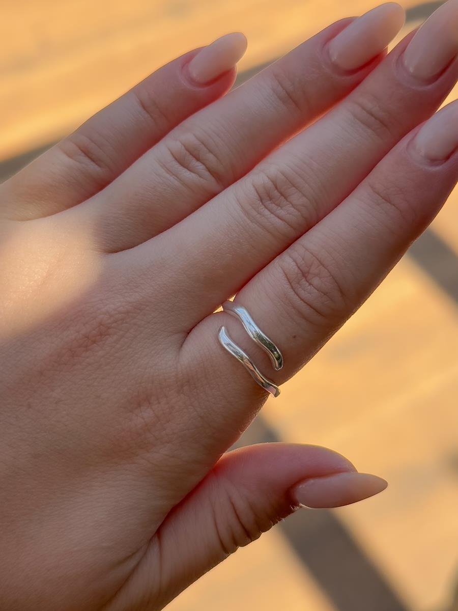 Elegant hand showcasing an Adjustable Organic Ring in 925 Sterling Silver with a unique wave design
