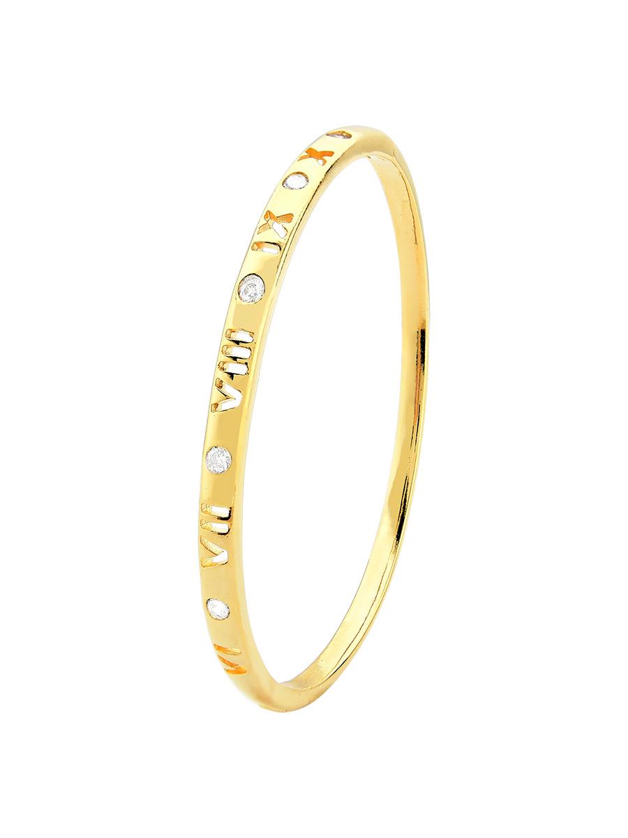 Gold beaded bracelet layered with minimalist bands – Dublin’s favorite Boho look