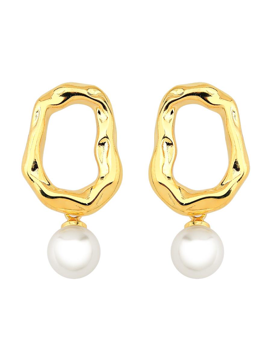 Detail of Brazilian organic pearl earring – Hypoallergenic gold plating by Tamis Dublin