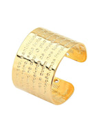 Close-up of 18k gold Pai Nosso ring – hypoallergenic Brazilian jewelry in Dublin